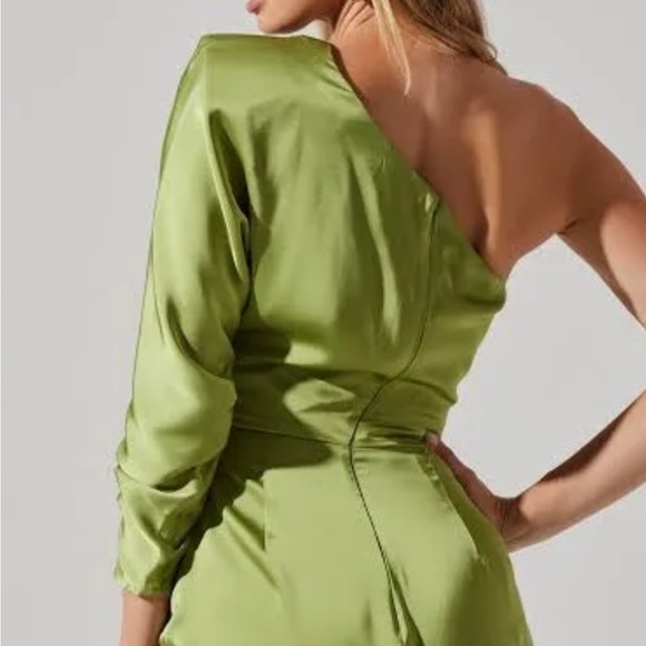 "Amari" Off-the-shoulder satin dress 💚 - Picture 7 of 8
